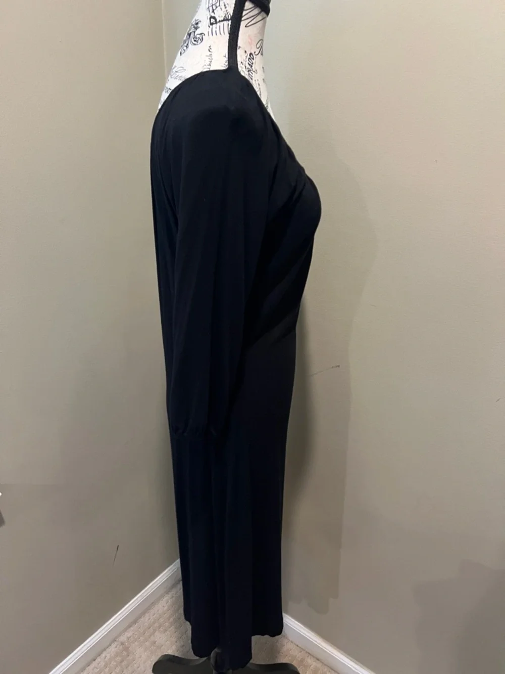Neiman Marcus Black Scoop-Neck Midi Dress with Three-Quarter Sleeves - Picture 6 of 7